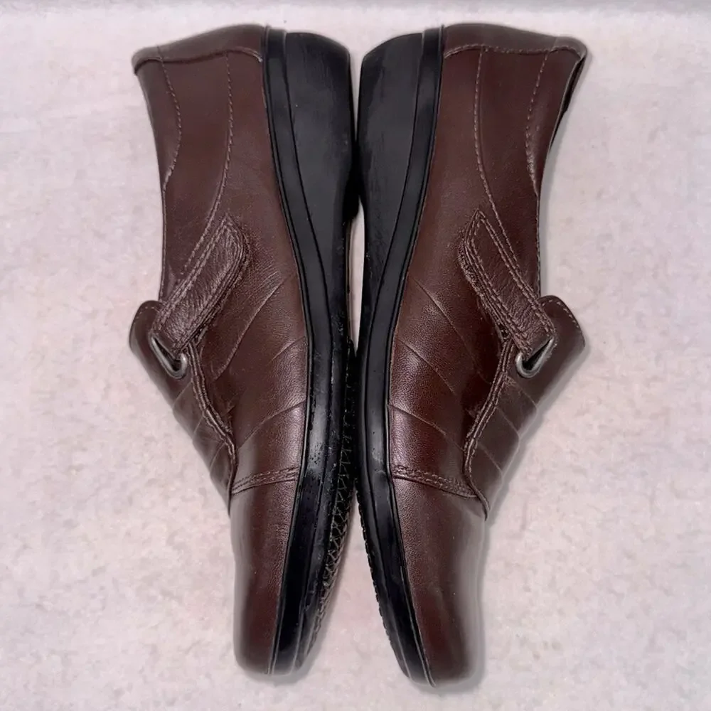 EUC Women’s Clarks Dark Brown Leather Slip-on Comfort Loafers size 8.5